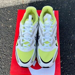 Brand new Nike Zoom Sit Fire Women’s size 10